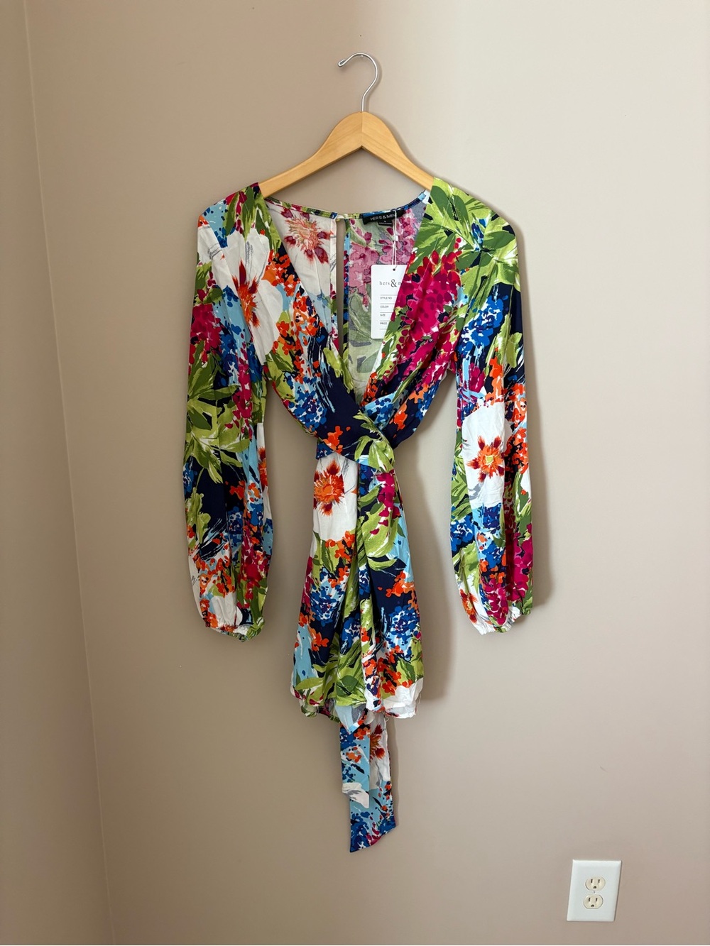 Hers & Mine Floral V-Neck Long Sleeve Romper Sz Sm NWTS - Picture 2 of 7